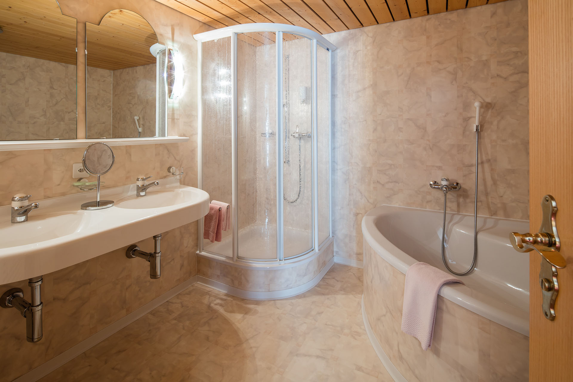 Hotel Continental - Double Room Deluxe Bathroom - Zermatt